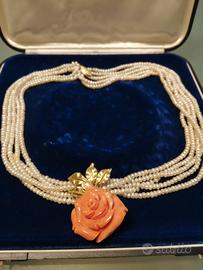 Collana di perle coltivate, oro e corallo rosa. 