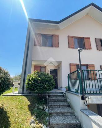 VILLA A SCHIERA A ROVELLASCA