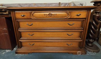 Cassettiera in Legno con Intagli e Maniglie Bronzo