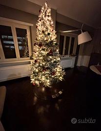 albero di natale innevato