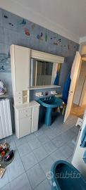 Mobile per bagno con sanitari e lavabo
