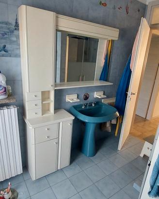Mobile per bagno con sanitari e lavabo