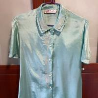 Blusa verde menta con collo in pizzo