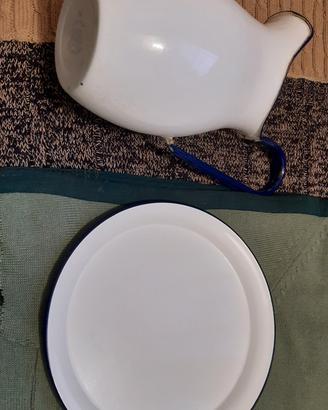 Caraffa e vassoio smaltati