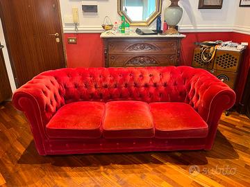 Divano modello Chesterfield rosso