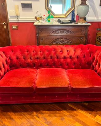 Divano modello Chesterfield rosso