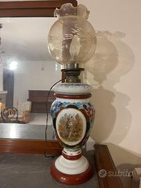 lume a petrolio decorato in porcellana