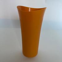 Vaso arancione in plastica