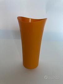 Vaso arancione in plastica