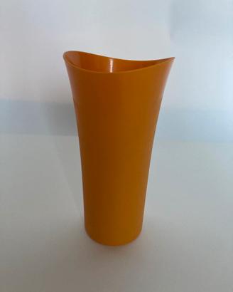 Vaso arancione in plastica