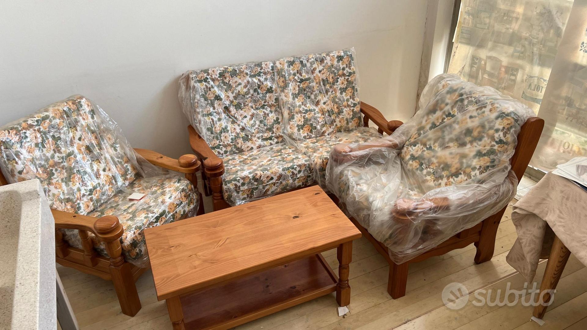 Divano, poltrone e tavolo Arredamento e Casalinghi In vendita a Torino