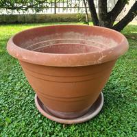 Vasi in plastica con sottovaso per piante.