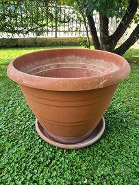 Vasi in plastica con sottovaso per piante.