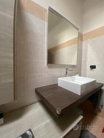 Mobile bagno con lavabo e due mobiletti