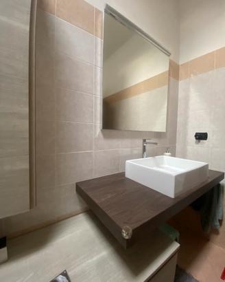 Mobile bagno con lavabo e due mobiletti