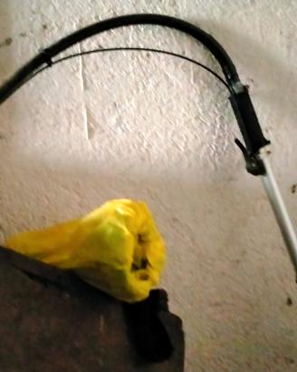 Braccio scuotitore per decespugliatore