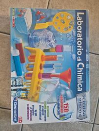 Laboratorio di chimica per ragazzi