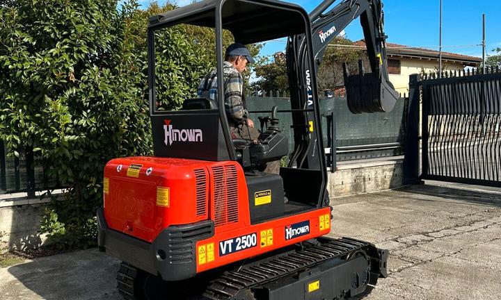 E155 Escavatore 24 q Hinowa VT2500 allargabile