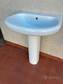 Lavandino bagno con colonna