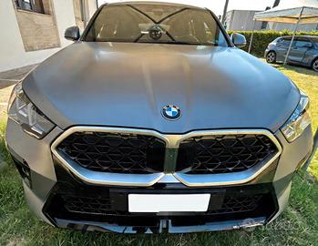 Bmw X2 18d Msport Pro grigio opaco Pinze blue