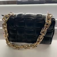 Borsa di pelle nera e catena oro