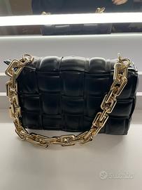 Borsa di pelle nera e catena oro