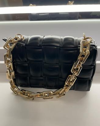 Borsa di pelle nera e catena oro