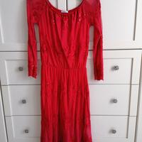 abito rosso con decorazioni indossato una volta so