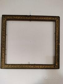 Cornice antica in legno e pastiglia dorata