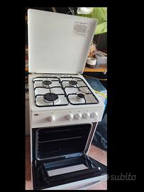 Cucina a 4 fuochi con forno a gas