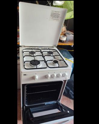 Cucina a 4 fuochi con forno a gas