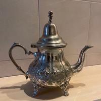 Teiera marocchina in argento o silver plated?
