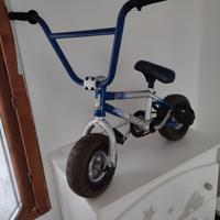 bicicletta BMX mini acrobazie 