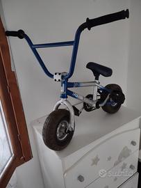 bicicletta BMX mini acrobazie 