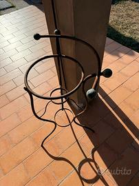 Portacatino antico in ferro battuto