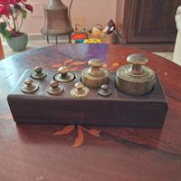 set pesi ottone vintage con base in legno 