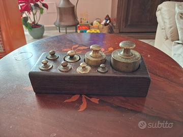set pesi ottone vintage con base in legno 