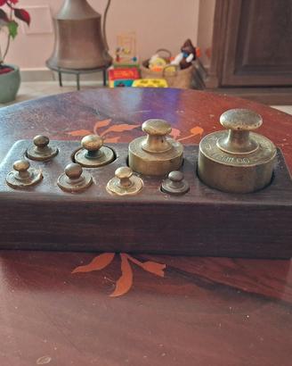 set pesi ottone vintage con base in legno 