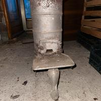 Antica stufa a legna in ghisa