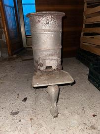 Antica stufa a legna in ghisa