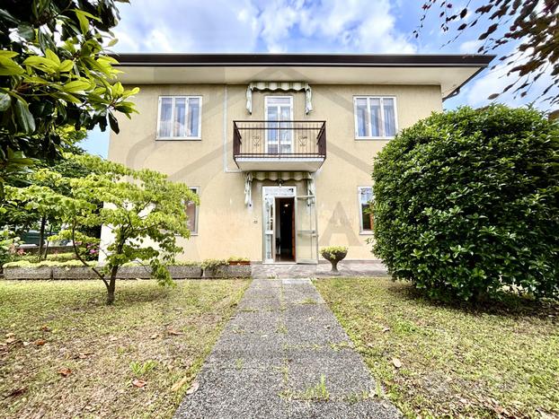 CASA SINGOLA IMMERSA NEL VERDE A TEOLO