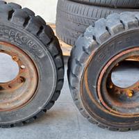 Gomme con cerchi per muletto, carrello elevatore.