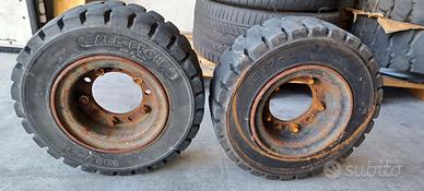 Gomme con cerchi per muletto, carrello elevatore.