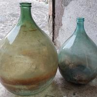 2 vecchi bottiglioni in vetro da 25 e 50 litri