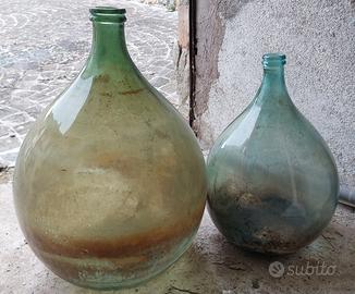 2 vecchi bottiglioni in vetro da 25 e 50 litri