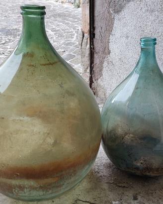 2 vecchi bottiglioni in vetro da 25 e 50 litri