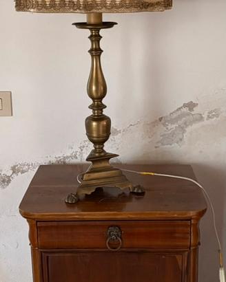 Comodino e lampada antichi