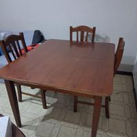 Tavolo in legno con 4 sedie