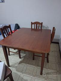 Tavolo in legno con 4 sedie