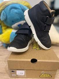 Stivaletto con strappi